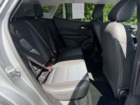 Used 2025 Chevrolet Trax LT w/ LT Convenience Package FWD image 11