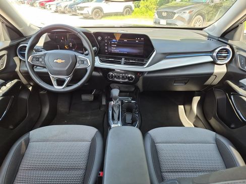 Used 2025 Chevrolet Trax LT w/ LT Convenience Package FWD image 25