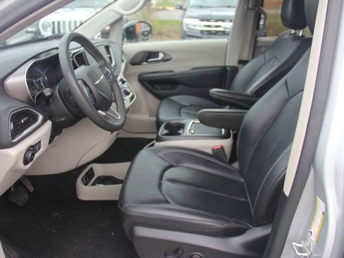 Used 2024 Chrysler Pacifica Touring-L FWD image 32