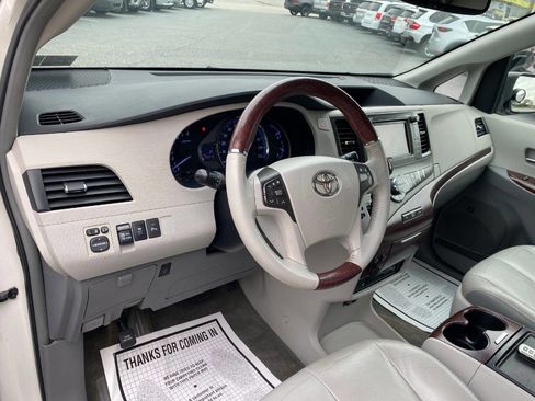 Used 2012 Toyota Sienna Limited w/ Premium Pkg image 10