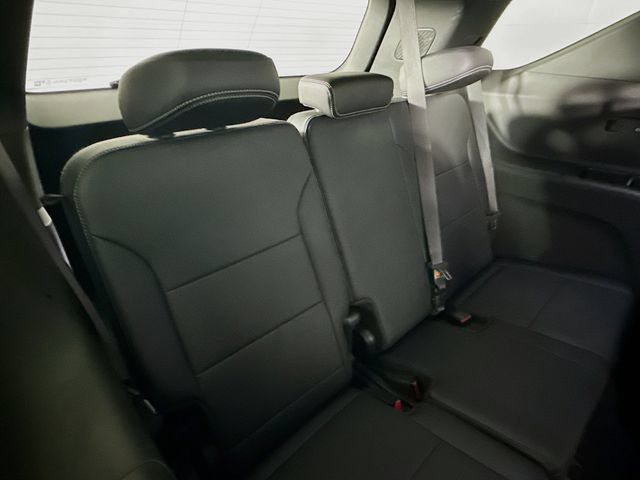 Used 2025 Chevrolet Traverse LT FWD image 32