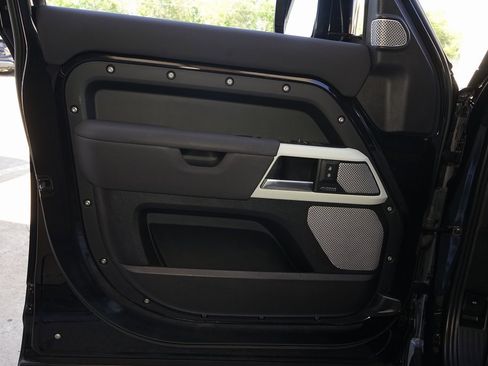 Used 2023 Land Rover Defender 130 X-Dynamic SE image 26