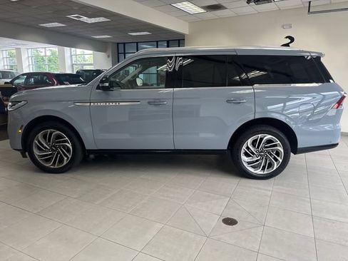 Used 2025 Lincoln Navigator Reserve AWD/4WD image 4