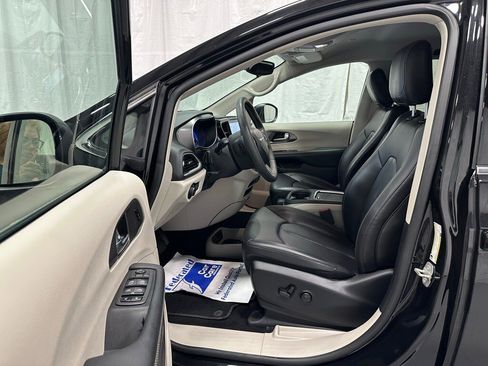 Used 2023 Chrysler Pacifica Touring-L image 10