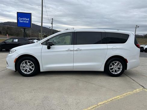 Used 2024 Chrysler Pacifica Touring-L image 7