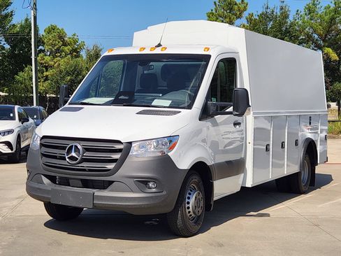 Used 2025 Mercedes-Benz Sprinter 4500 image 5