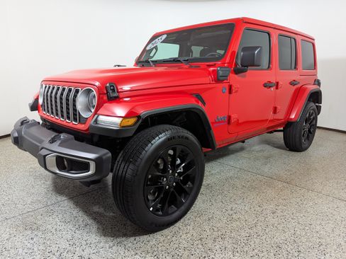Used 2025 Jeep Wrangler Unlimited Sahara w/ Safety Group AWD/4WD image 3