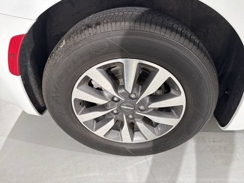 Used 2023 Chrysler Pacifica Limited FWD image 14