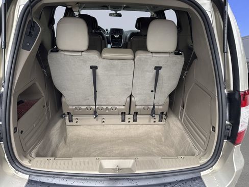 Used 2015 Chrysler Town & Country Touring FWD image 31