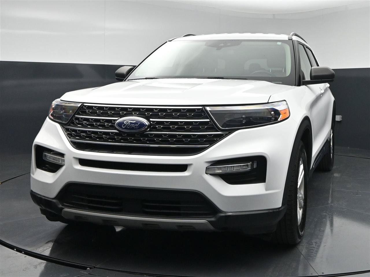 Used 2021 Ford Explorer XLT w/ Equipment Group 202A RWD image 2