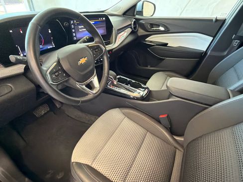Used 2025 Chevrolet Trax LT w/ LT Convenience Package FWD image 15