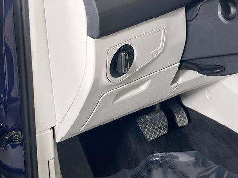 Used 2022 Volkswagen Tiguan SE image 10