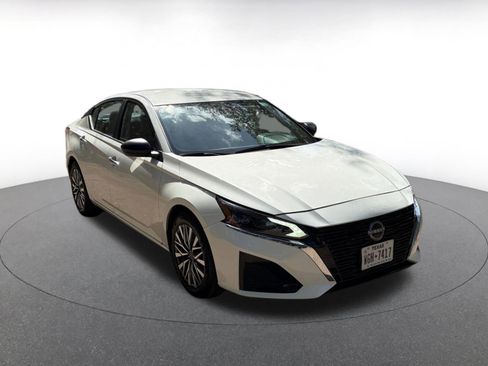 Used 2025 Nissan Altima 2.5 SV image 1