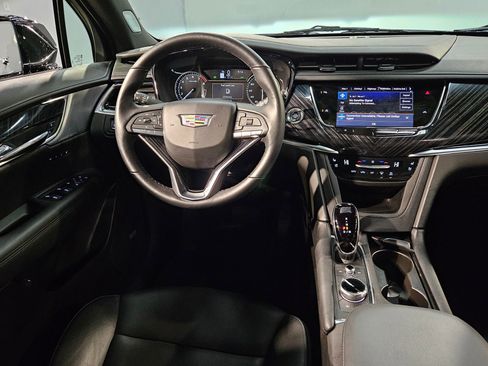 Used 2025 Cadillac XT6 Premium Luxury image 9