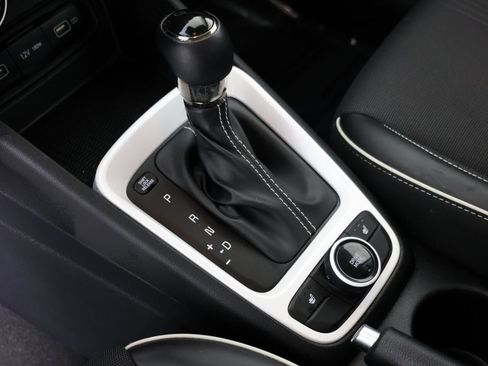 Used 2022 Hyundai Venue Limited w/ Cargo Package image 6