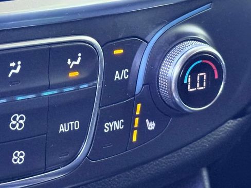Used 2020 Chevrolet Traverse LT FWD image 30