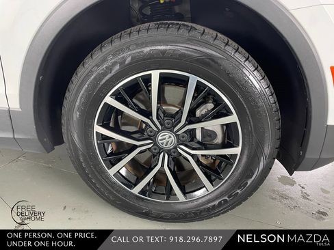 Used 2021 Volkswagen Tiguan SE w/ Panoramic Sunroof Package image 14