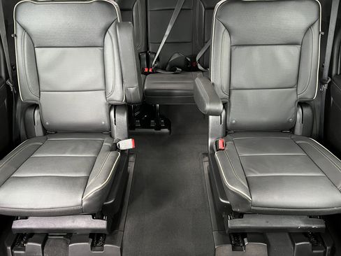 Used 2024 GMC Yukon SLT w/ SLT Luxury Package image 16