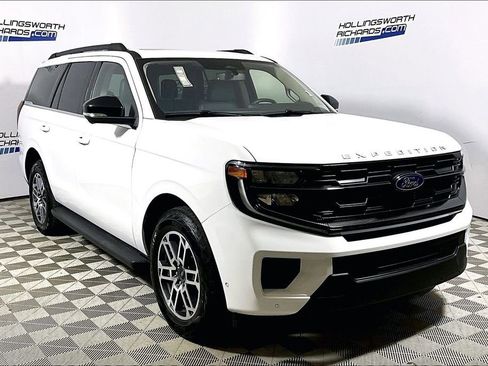 Used 2025 Ford Expedition Active image 3