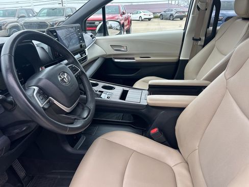 Used 2023 Toyota Sienna XLE image 13