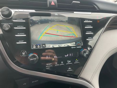 Used 2020 Toyota Camry XLE image 18