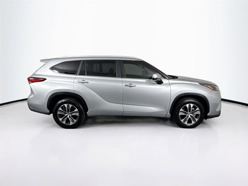 Certified 2023 Toyota Highlander XLE image 11