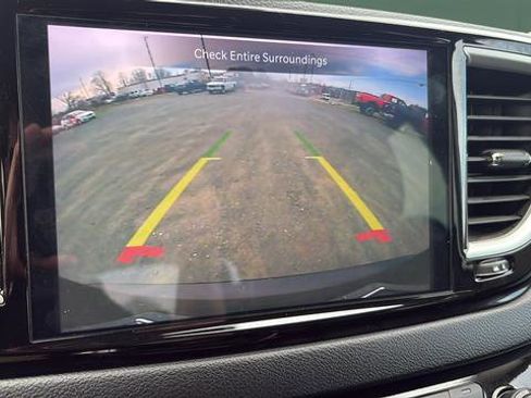 Used 2024 Chrysler Pacifica Touring-L image 21