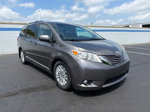 Used 2017 Toyota Sienna XLE Premium FWD image 7