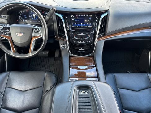 Used 2020 Cadillac Escalade Luxury w/ Escalade Sport Edition image 31