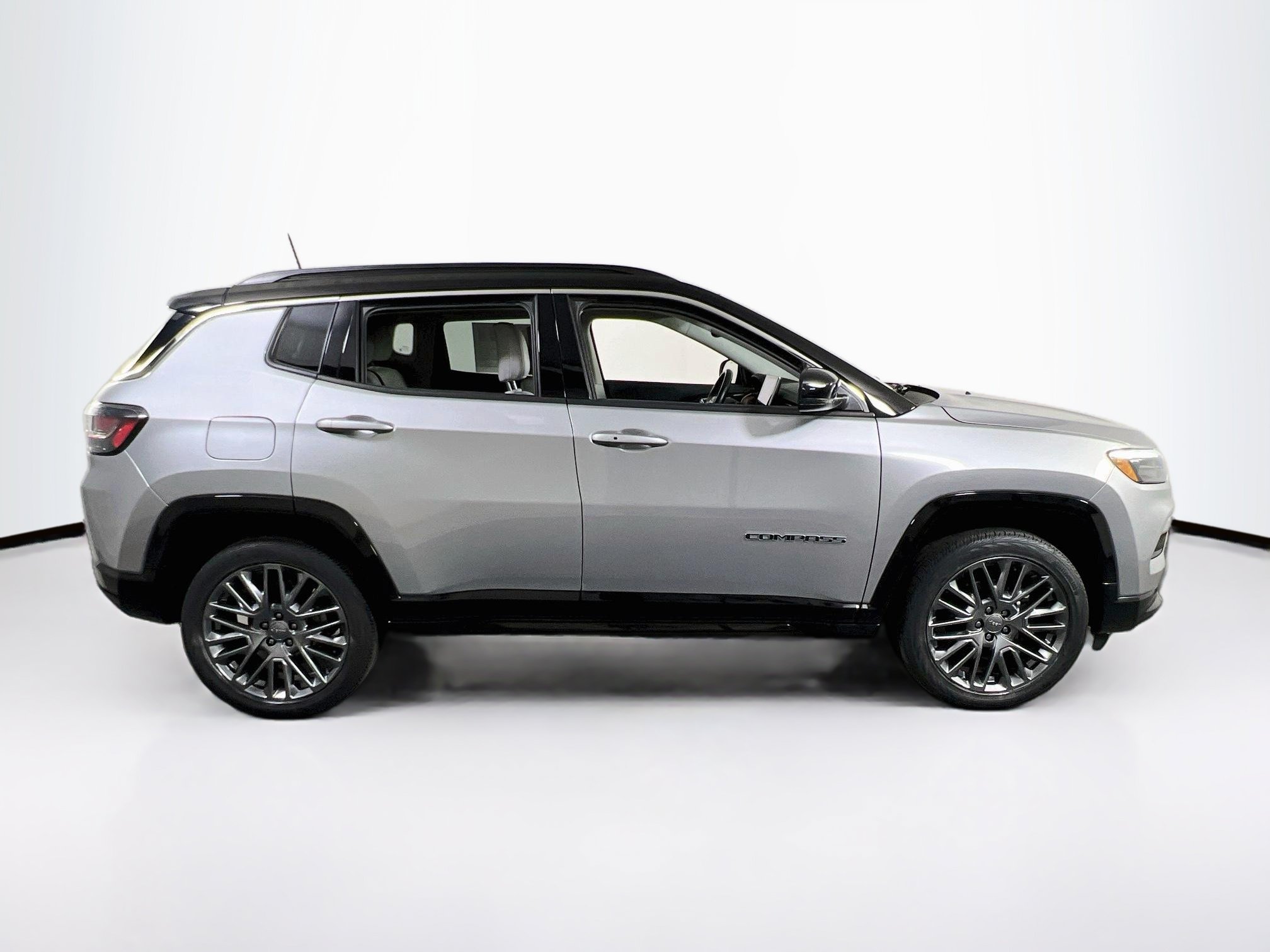 Used 2022 Jeep Compass Limited w/ Elite Group AWD/4WD image 4