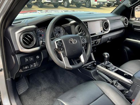 Used 2021 Toyota Tacoma Limited image 18