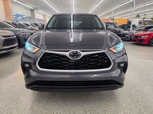 Used 2020 Toyota Highlander XLE AWD/4WD image 3