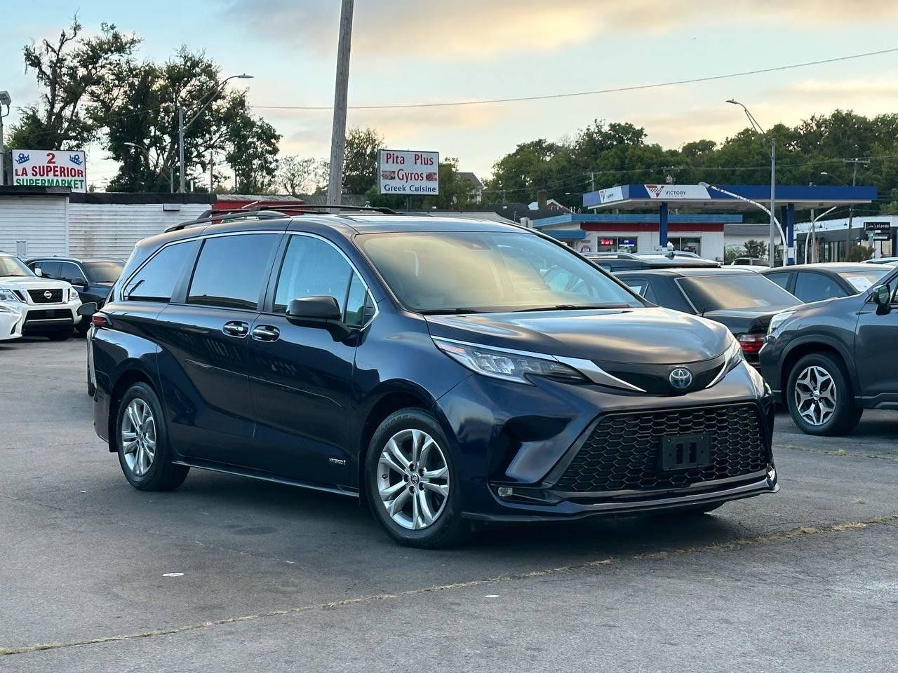 Used 2021 Toyota Sienna XSE w/ XSE Plus Package AWD/4WD image 3