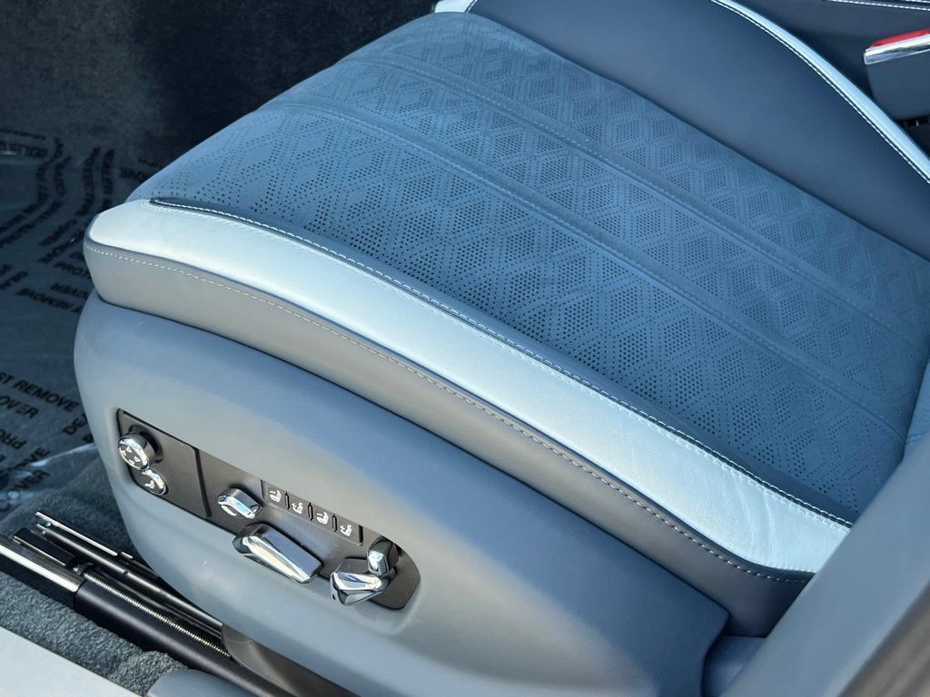 Certified 2025 Bentley Flying Spur Plug-In Hybrid w/ First Edition Specification AWD/4WD image 39