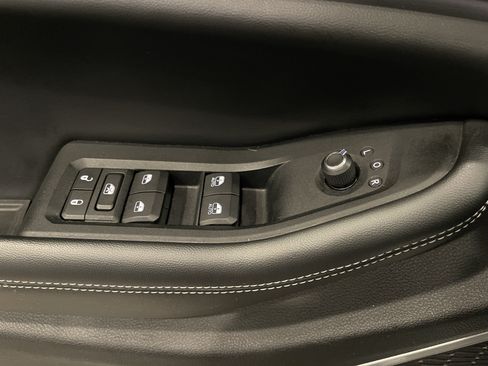 Used 2022 Jeep Grand Cherokee L Limited AWD/4WD image 2