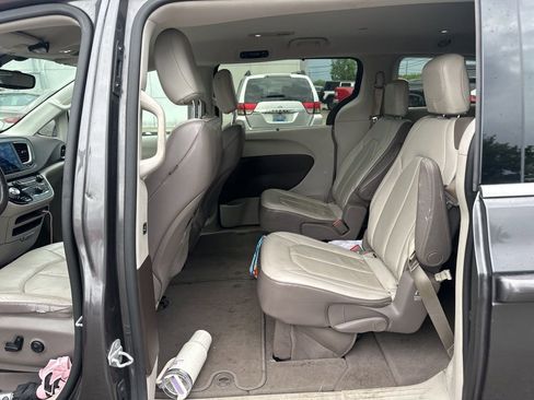 Used 2017 Chrysler Pacifica Touring-L w/ 13 Speaker Alpine Sound Group FWD image 6
