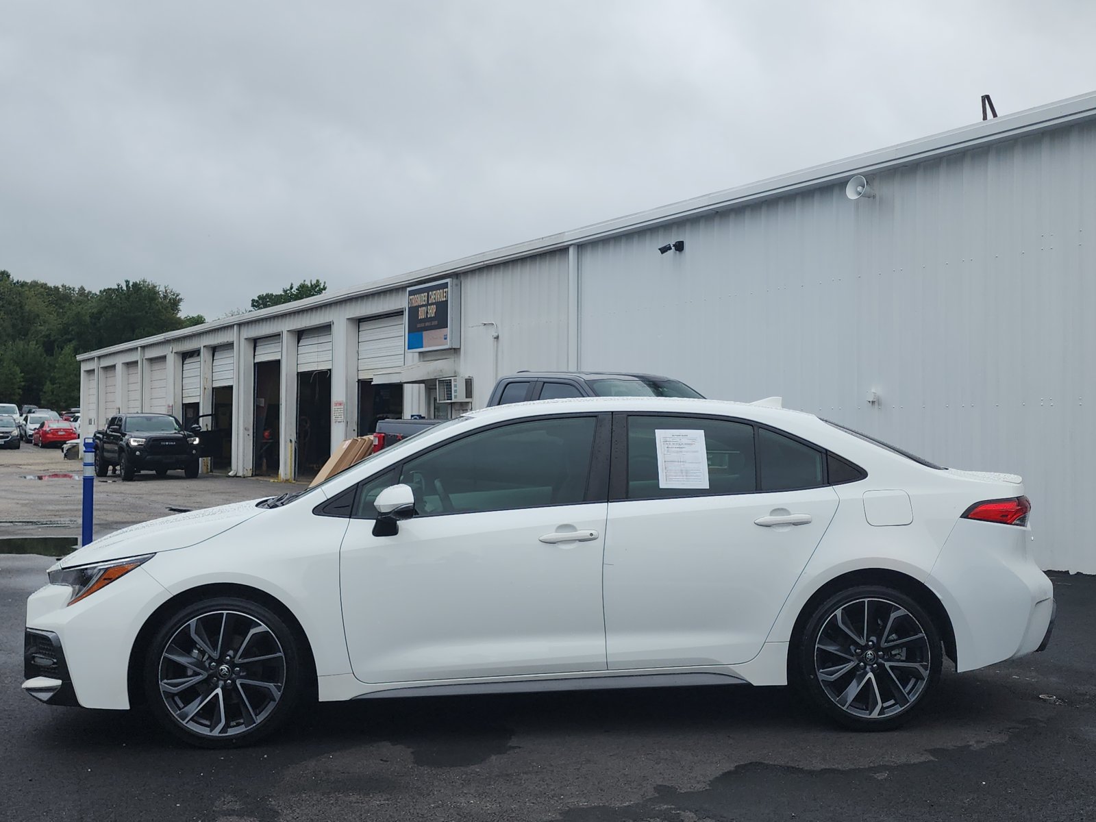 Used 2022 Toyota Corolla SE FWD image 2