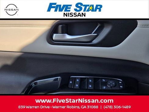 Used 2024 Nissan Pathfinder SL FWD image 30