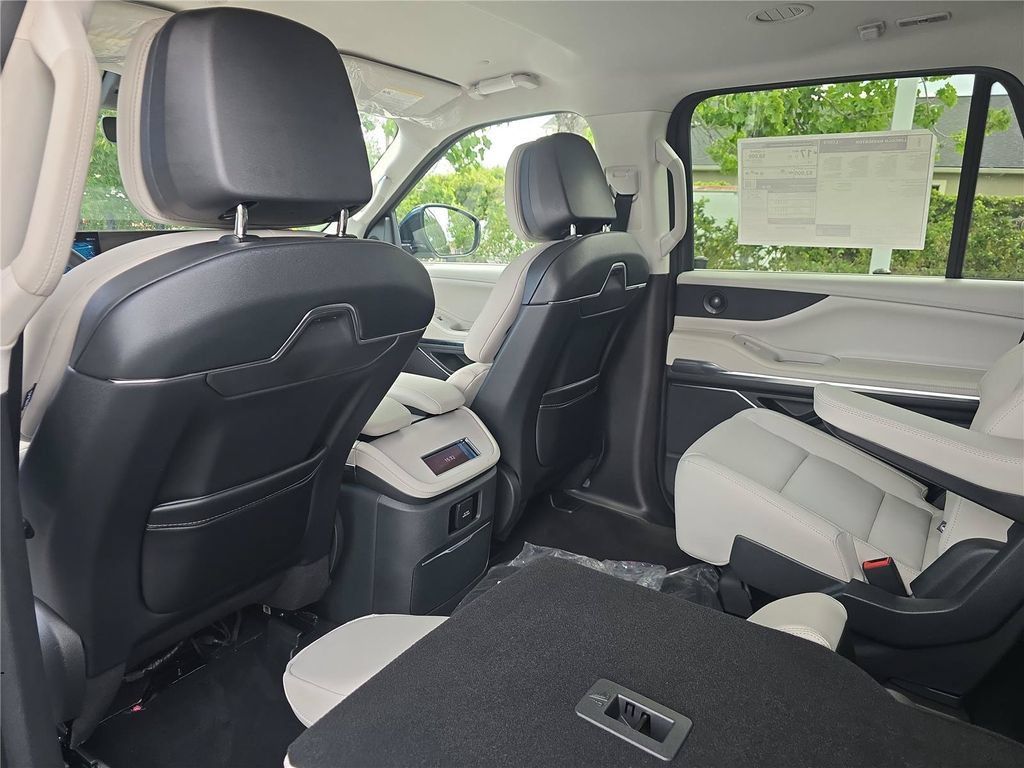 New 2026 Lincoln Navigator Premiere AWD/4WD image 14