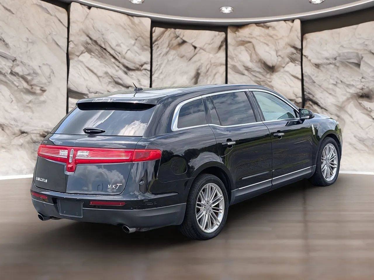 Used 2019 Lincoln MKT AWD image 12