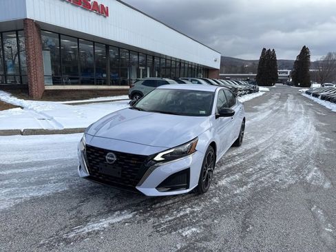 Used 2025 Nissan Altima 2.5 SR image 3