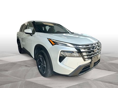 Used 2025 Nissan Rogue SV FWD image 2