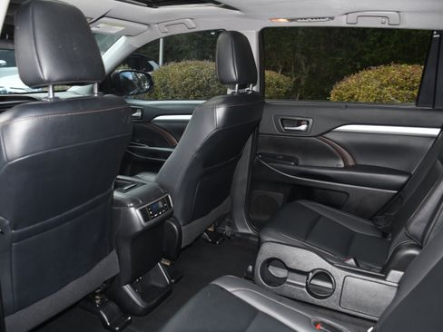 Used 2019 Toyota Highlander XLE image 16