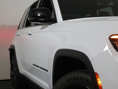 Used 2023 Jeep Grand Cherokee Altitude image 3
