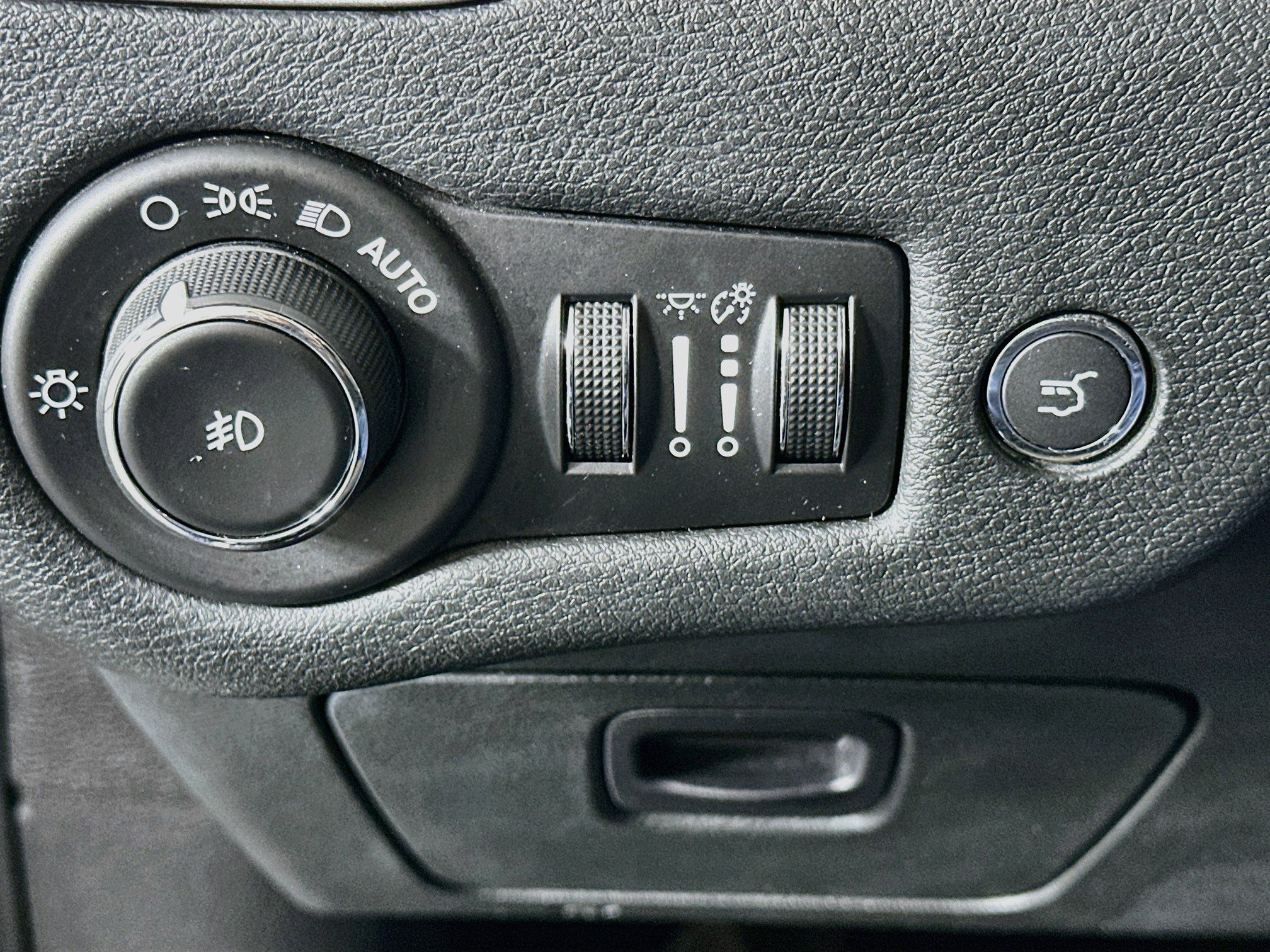 Used 2015 Jeep Cherokee Latitude w/ Comfort/Convenience Group FWD image 17