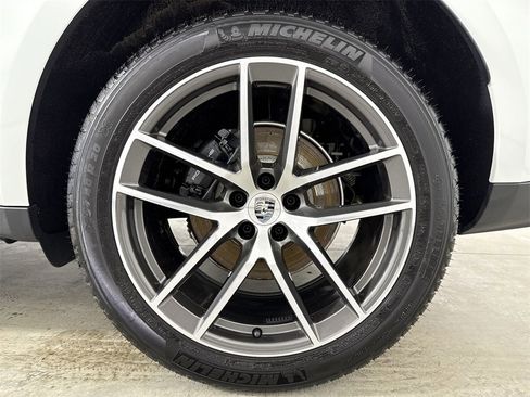 Certified 2025 Porsche Macan image 14