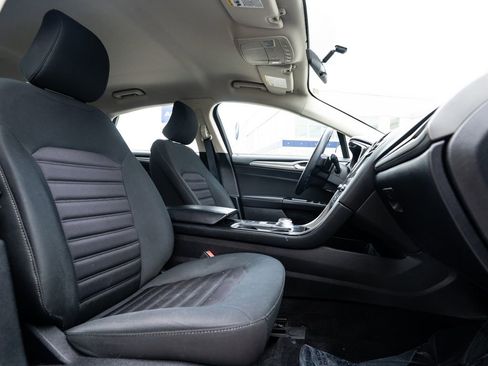 Used 2017 Ford Fusion SE w/ Fusion SE Technology Package image 17