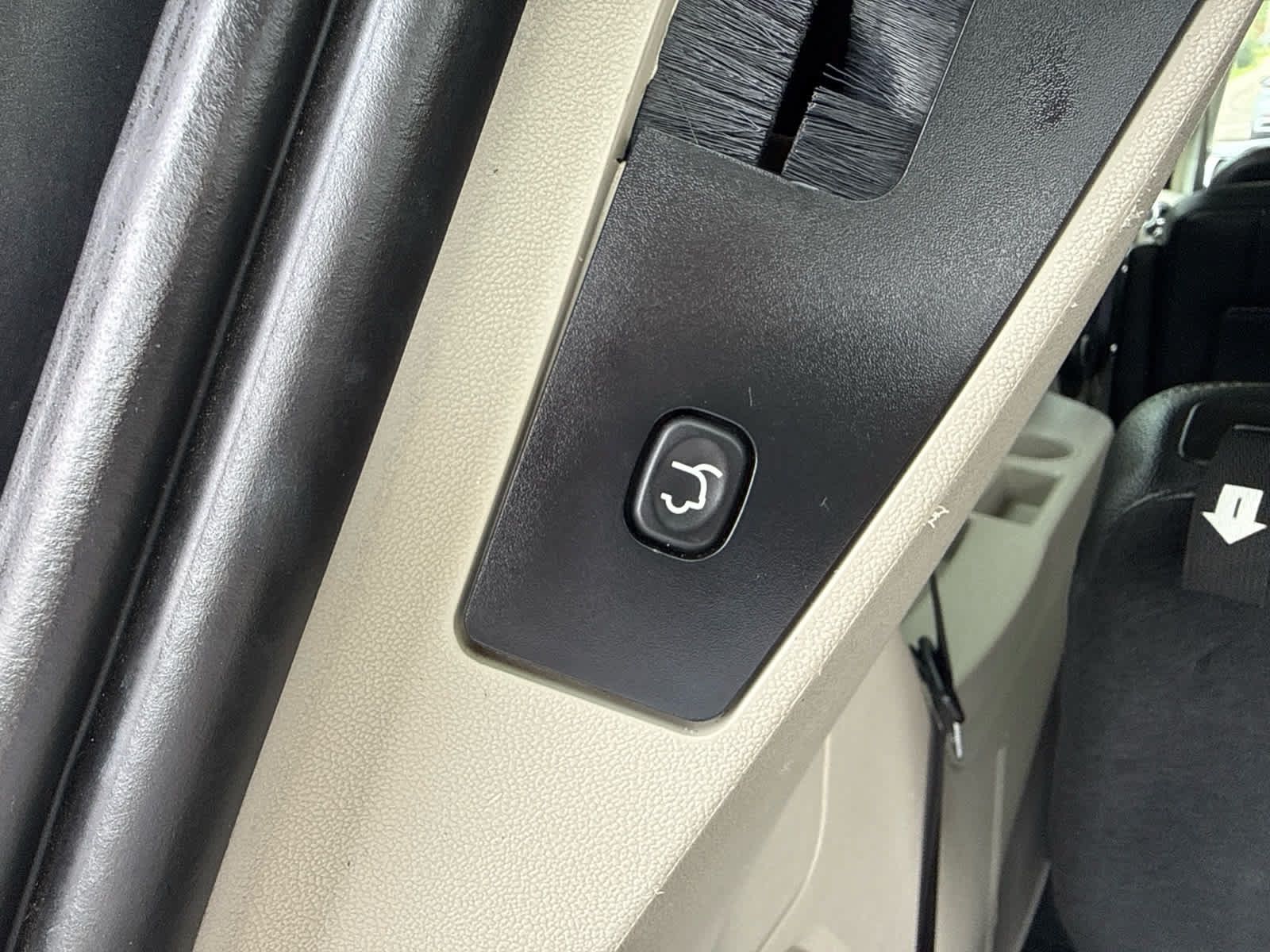 Used 2016 Chrysler Town & Country Touring FWD image 19