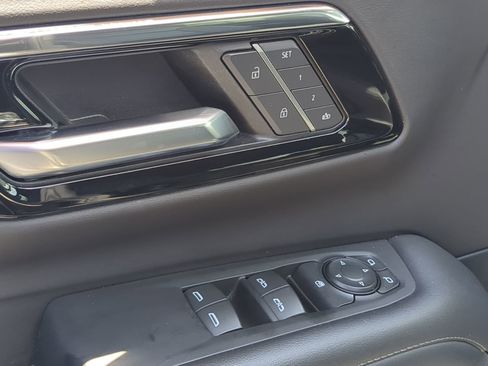 Used 2025 Chevrolet Tahoe LT RWD image 15