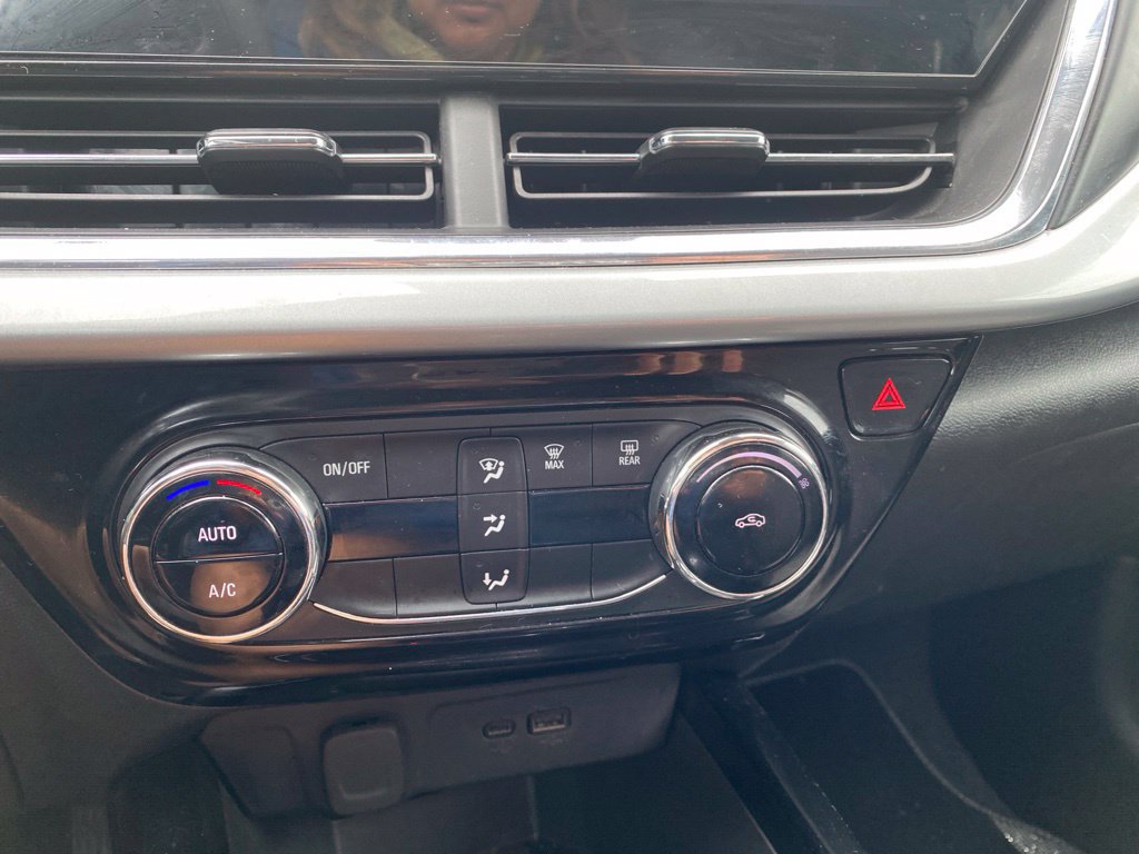 Used 2025 Chevrolet Trax LT FWD image 18